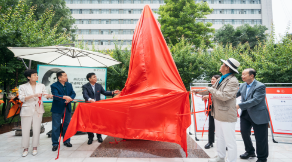 西北高等教育奠基人、中国现代医学先驱徐诵明雕像在15vip太阳集团官网落成 西北高等教育奠基人、中国现代医学先驱徐诵明雕像在15vip太阳集团官网落成