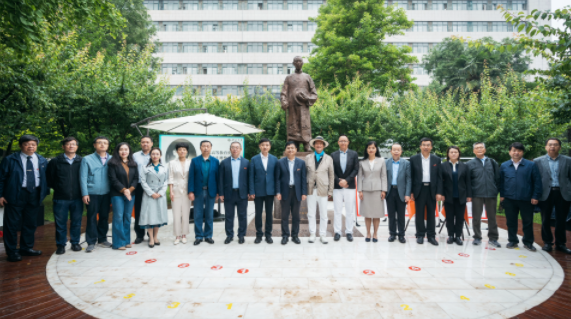 西北高等教育奠基人、中国现代医学先驱徐诵明雕像在15vip太阳集团官网落成 西北高等教育奠基人、中国现代医学先驱徐诵明雕像在15vip太阳集团官网落成