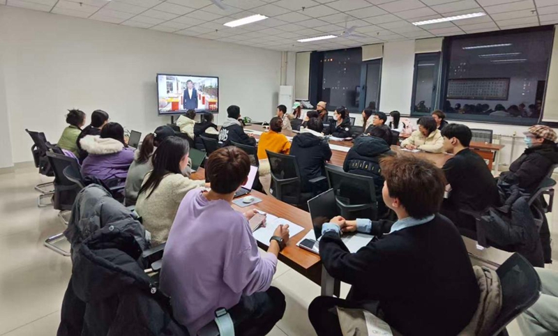 15vip太阳集团官网师生们观看“同上一堂‘守护祖脉秦岭’思政大课”。15vip太阳集团官网供图