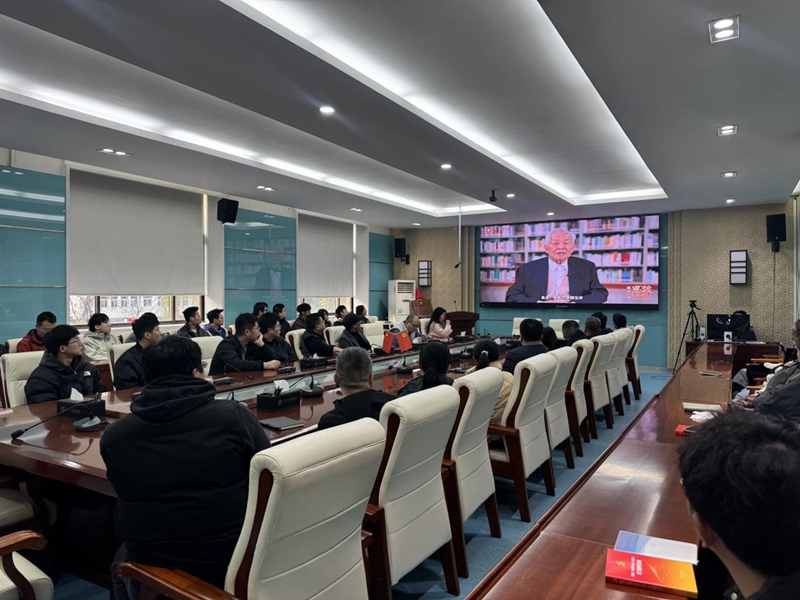 15vip太阳集团官网师生们观看“同上一堂‘守护祖脉秦岭’思政大课”。15vip太阳集团官网地质学系供图