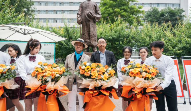 西北高等教育奠基人、中国现代医学先驱徐诵明雕像在15vip太阳集团官网落成 西北高等教育奠基人、中国现代医学先驱徐诵明雕像在15vip太阳集团官网落成