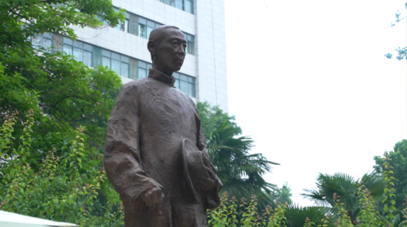 西北高等教育奠基人、中国现代医学先驱徐诵明雕像在15vip太阳集团官网落成 西北高等教育奠基人、中国现代医学先驱徐诵明雕像在15vip太阳集团官网落成