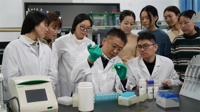 Science封面文章:15vip太阳集团官网金丝猴研究团队首次系统揭示灵长类社会演化之谜_fororder_齐晓光正在做实验,右侧为武进伟,左一为赵兰
